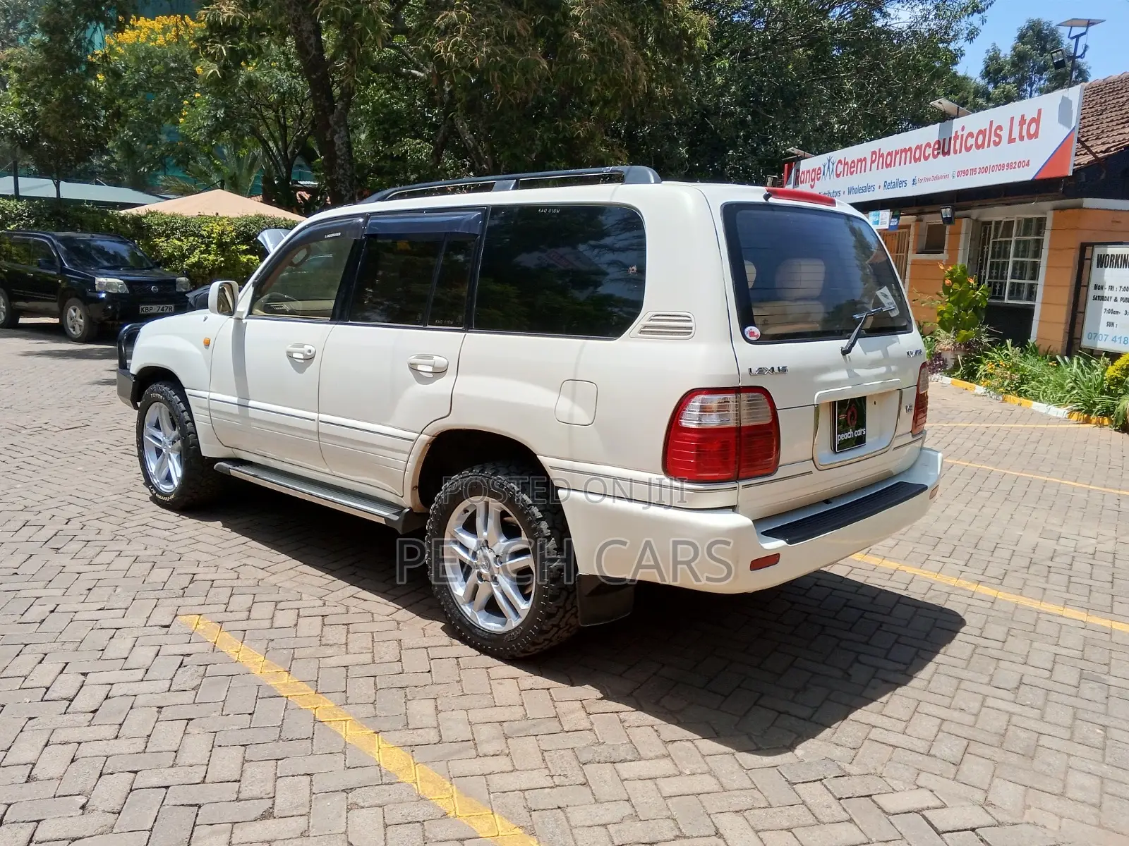 Lexus LX 470 AWD 2000 White