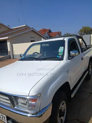 Toyota Hilux 2002 White