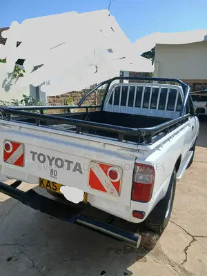 Toyota Hilux 2002 White