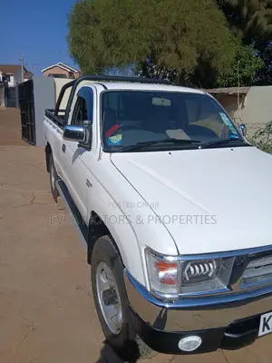 Toyota Hilux 2002 White
