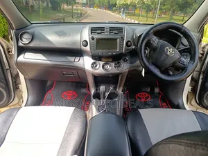 Toyota Vanguard 2010 White