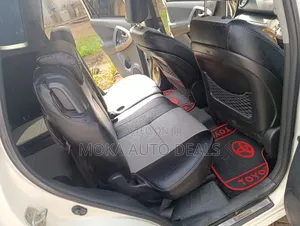 Toyota Vanguard 2010 White