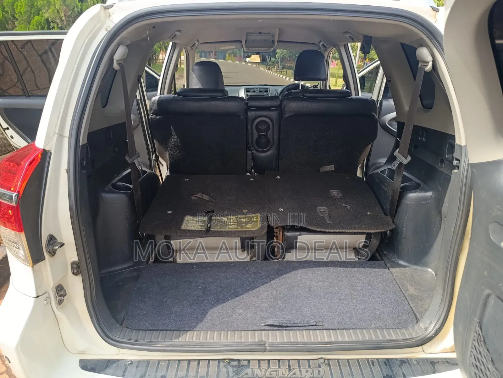 Toyota Vanguard 2010 White
