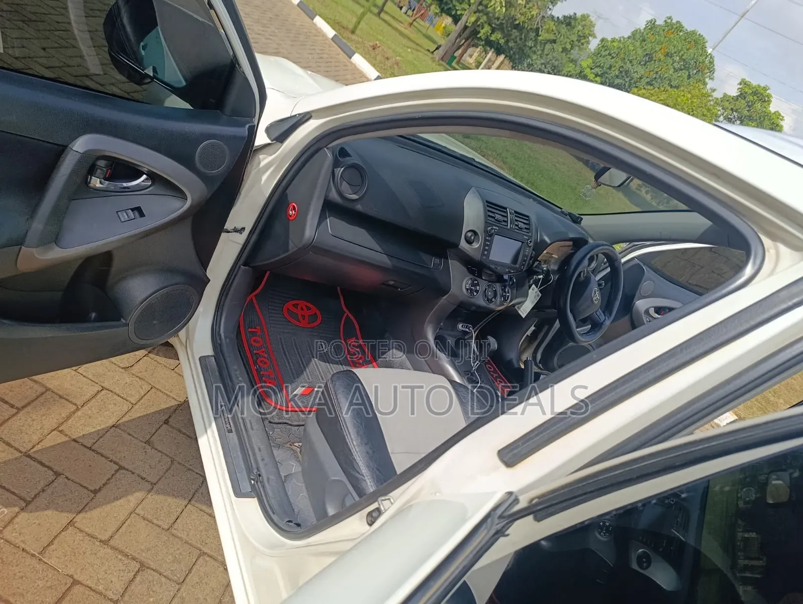 Toyota Vanguard 2010 White