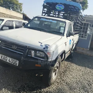 Toyota Hilux 2001 White