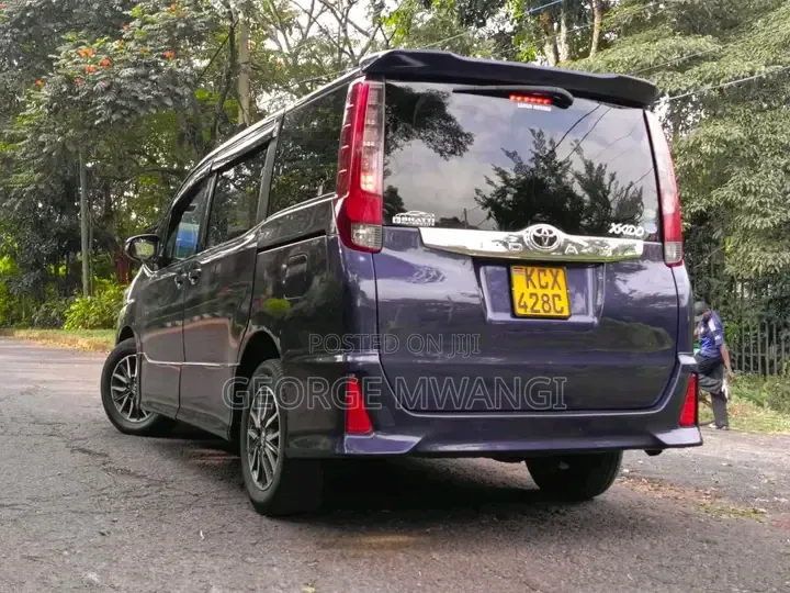 Toyota Noah 2014 Blue