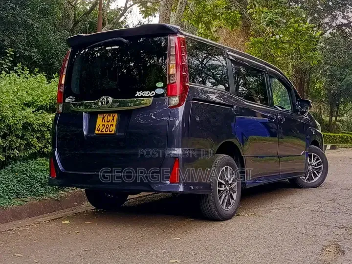 Toyota Noah 2014 Blue