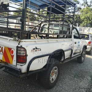 Toyota Hilux 2001 White