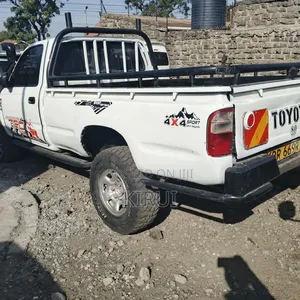 Toyota Hilux 2004 White