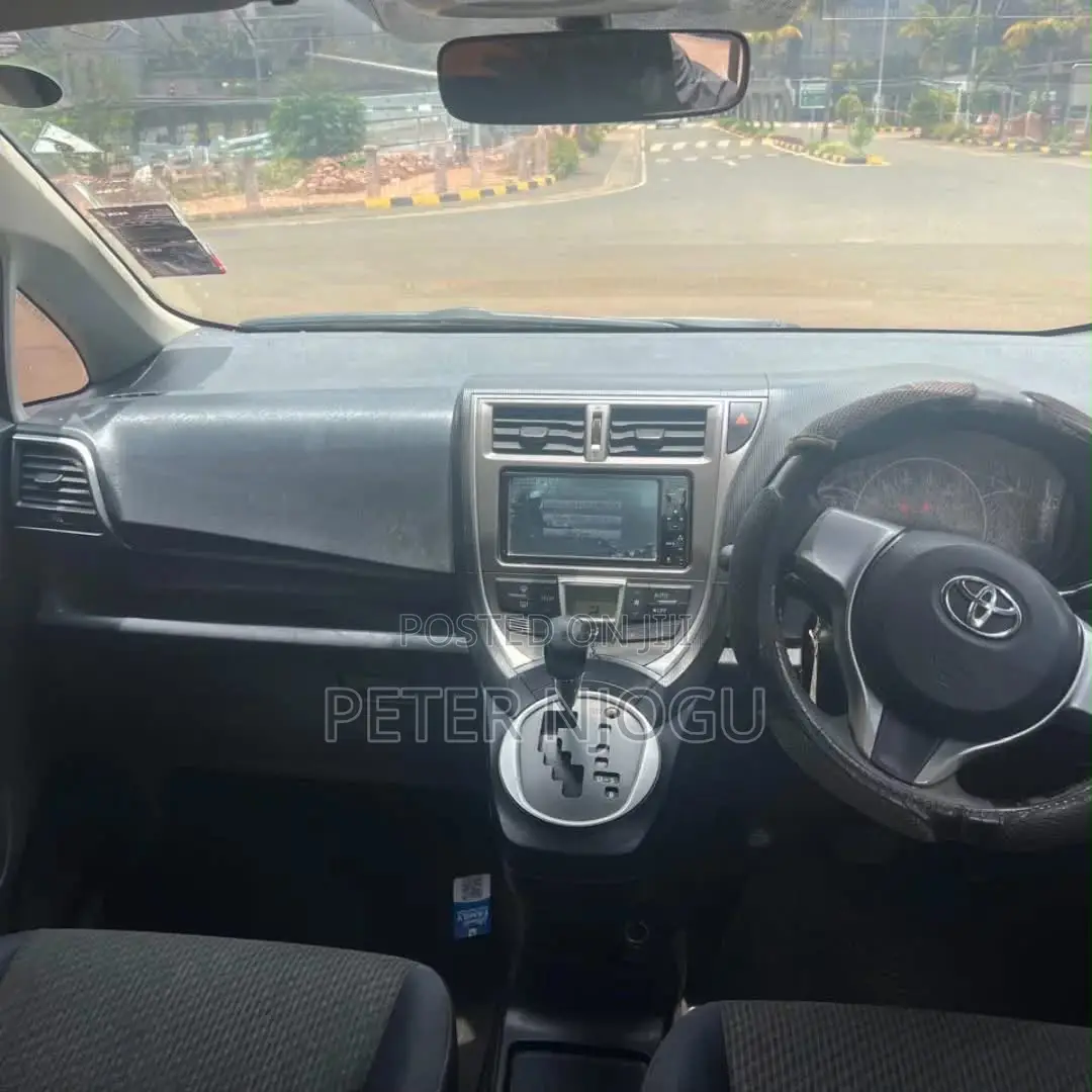 Toyota Ractis 2013 Blue