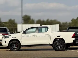 Toyota Hilux 2022 White