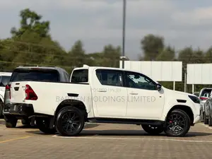 Toyota Hilux 2022 White