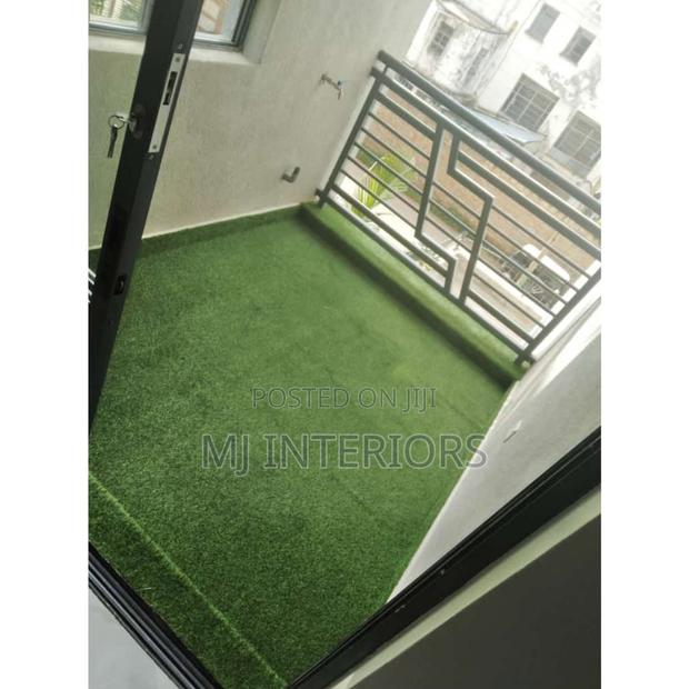 Green Artificial Grass Carpet for Modern Outdoor Style