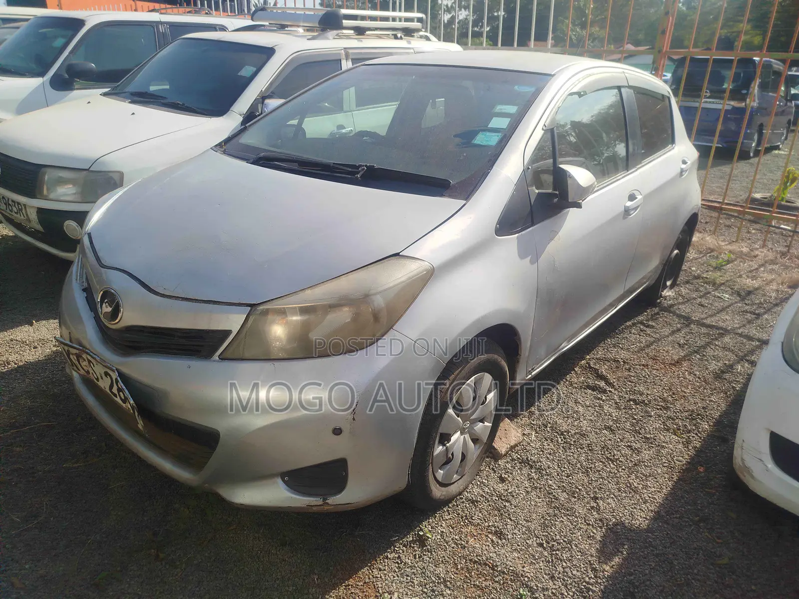 Toyota Vitz 2011 Silver