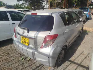 Toyota Vitz 2011 Silver