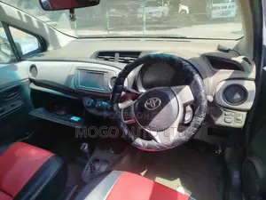 Toyota Vitz 2011 Silver