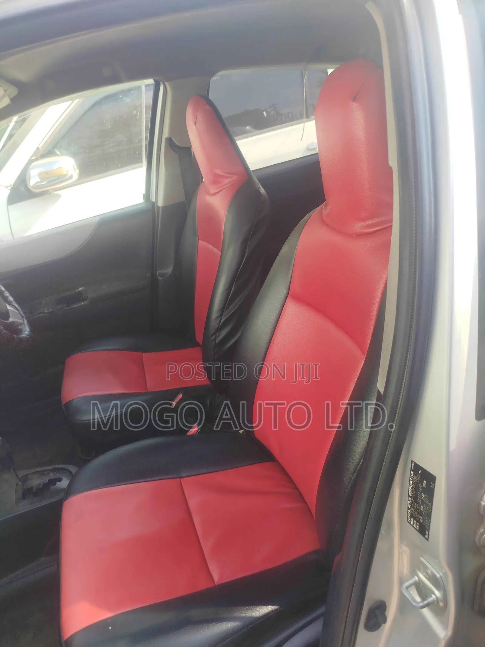 Toyota Vitz 2011 Silver