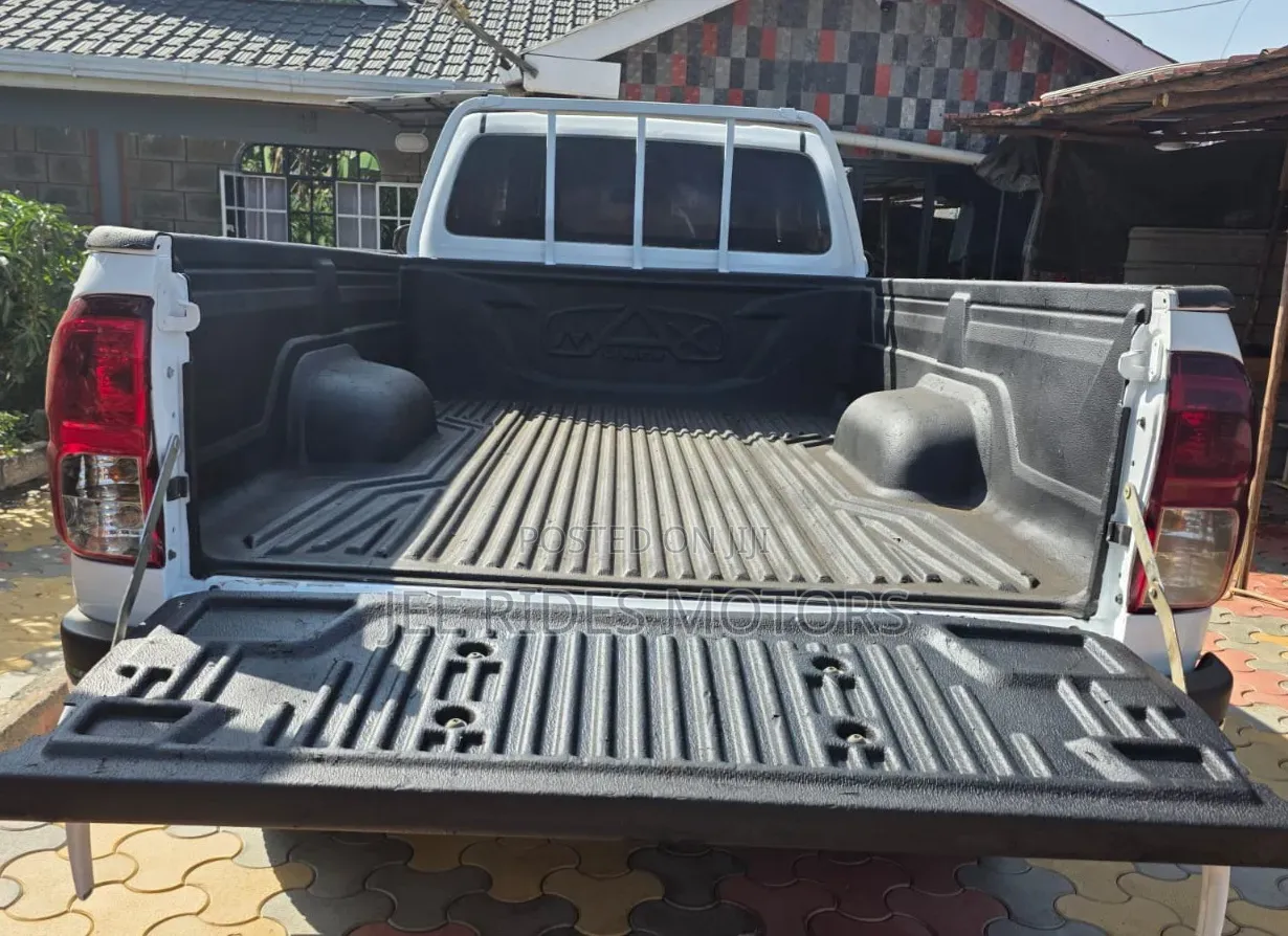 Toyota Hilux 2019 White