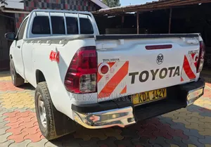 Toyota Hilux 2019 White