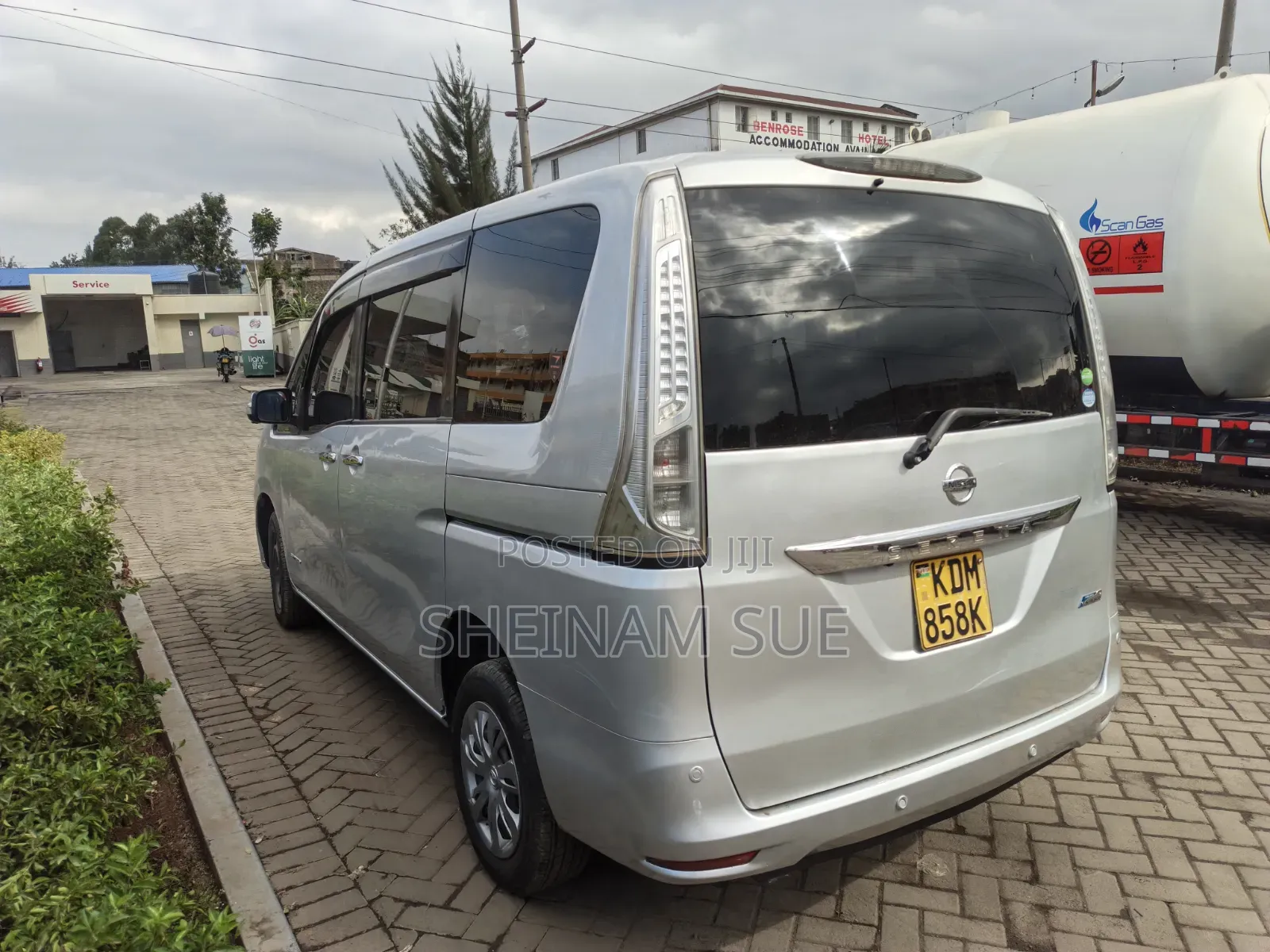 Nissan Serena 2015 Silver