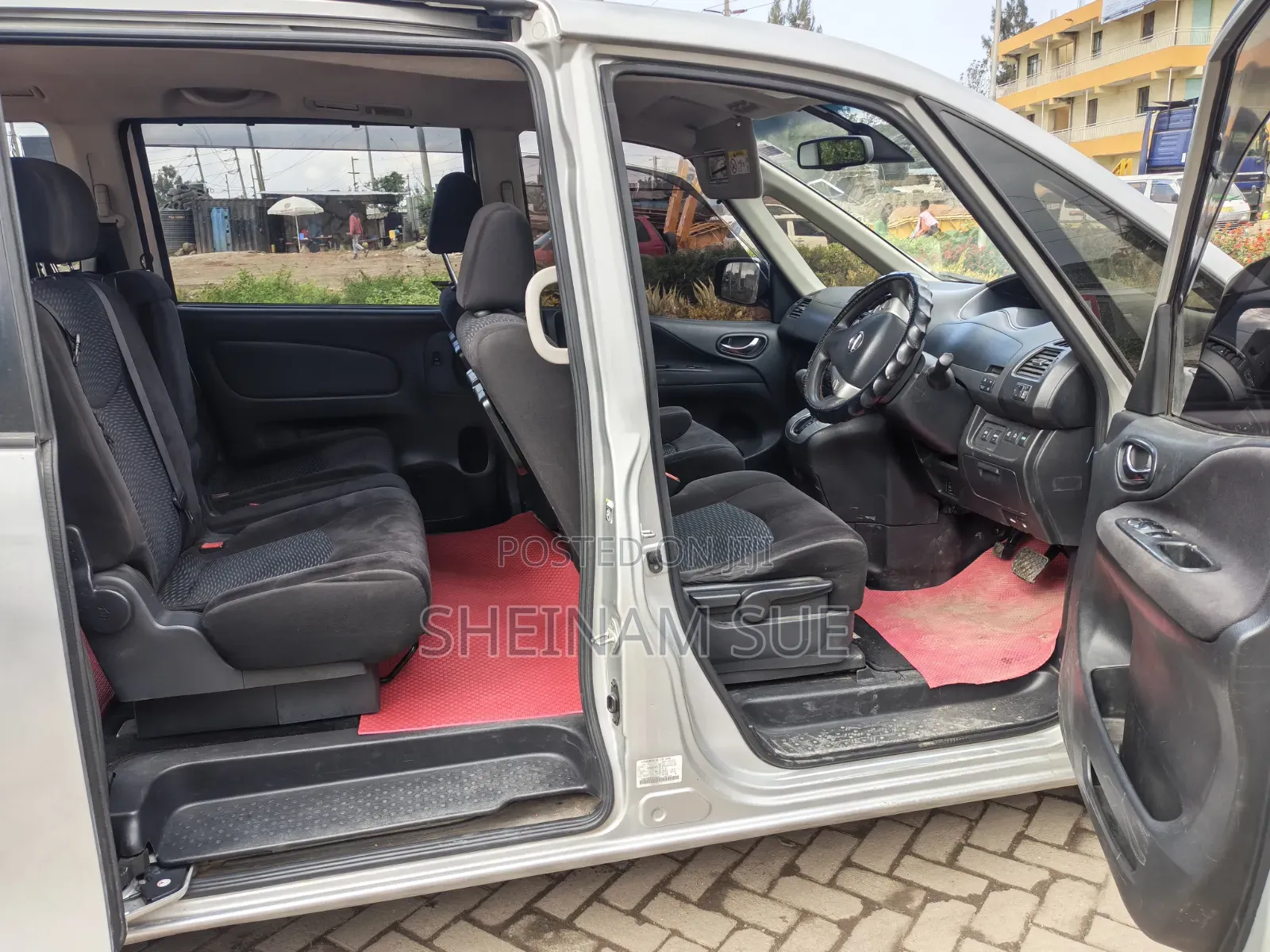 Nissan Serena 2015 Silver