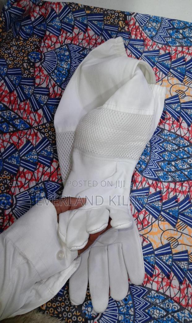 Protective Beekeeping Gloves For Beekeepers - main view