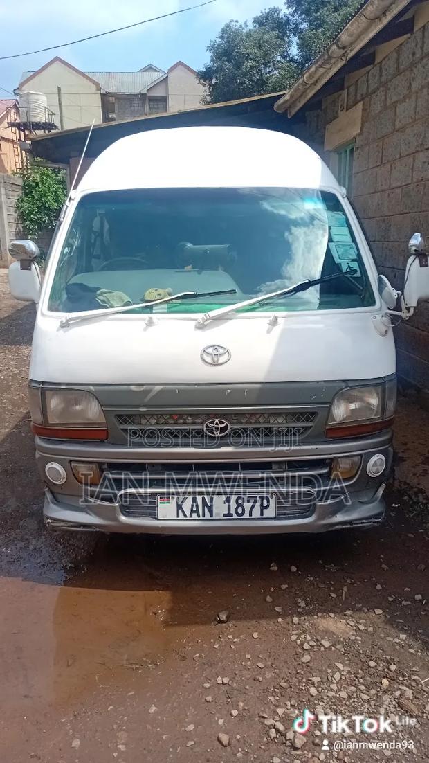 Toyota HiAce 1993 White - main view