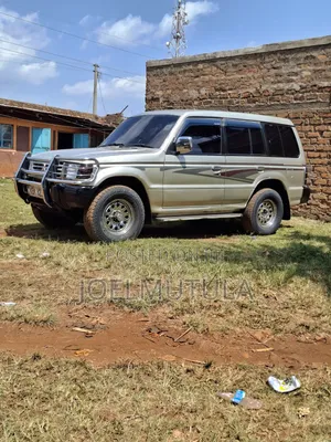 Mitsubishi Pajero 2009 Gold