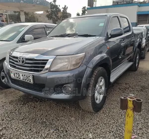 Toyota Hilux 2014 Gray