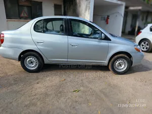 Toyota Platz 2000 Silver
