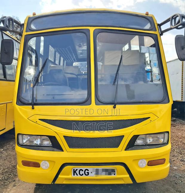 Isuzu NQR 2015 Yellow