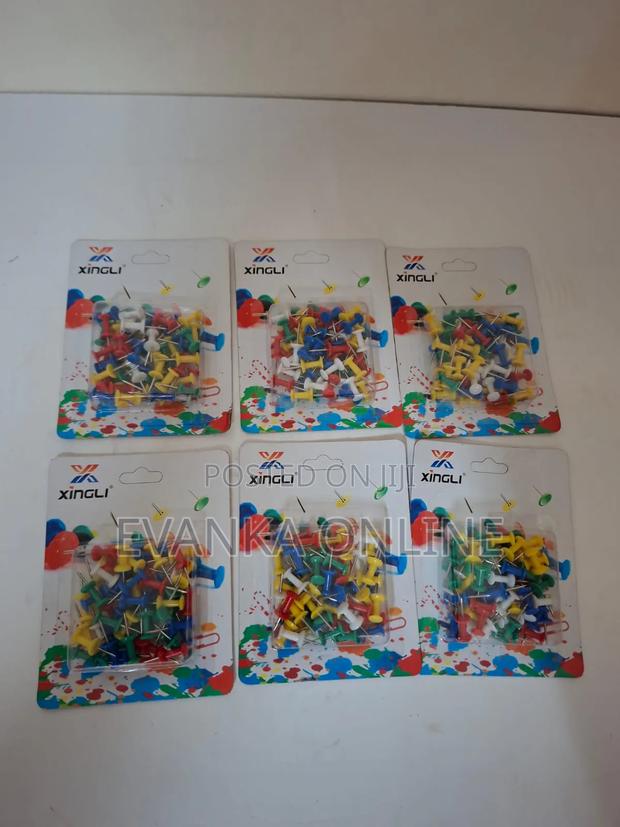 Push Pins/Thumbtacks - Pack of 100 - thumbnail 2