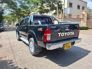 Toyota Hilux 2013 Black