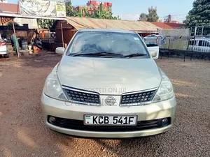 Nissan Tiida 2010 Beige