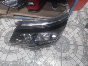 Headlight for Toyota Voxy 2018 Xenon