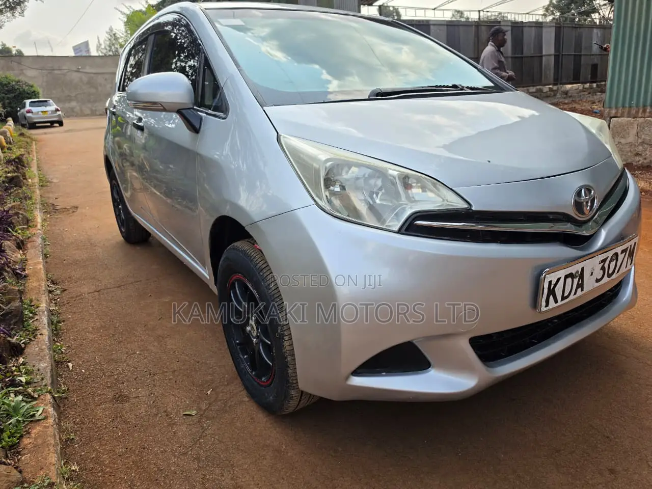 Toyota Ractis 1.3 FWD 2013 Silver