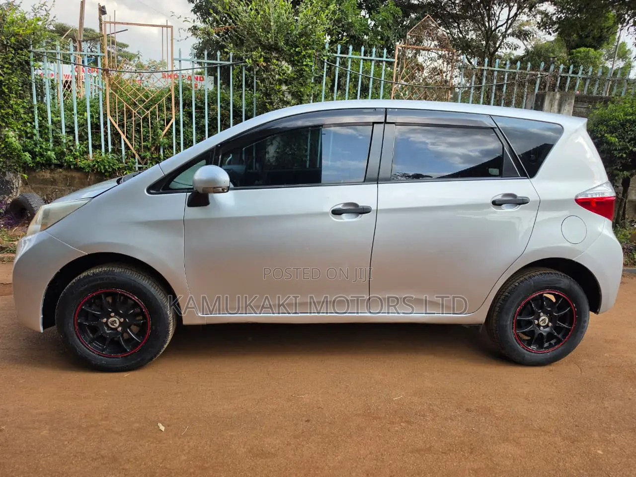 Toyota Ractis 1.3 FWD 2013 Silver