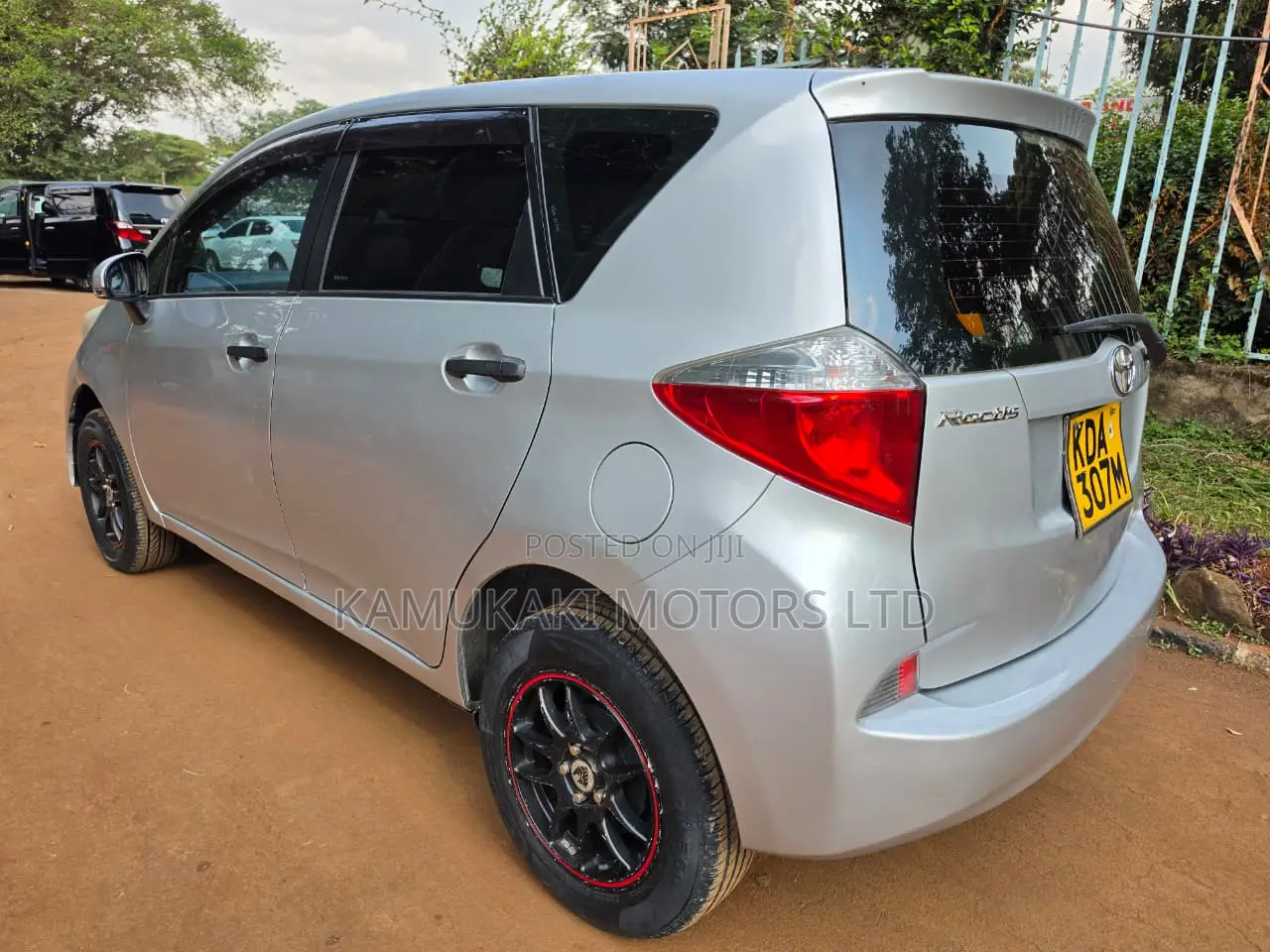 Toyota Ractis 1.3 FWD 2013 Silver