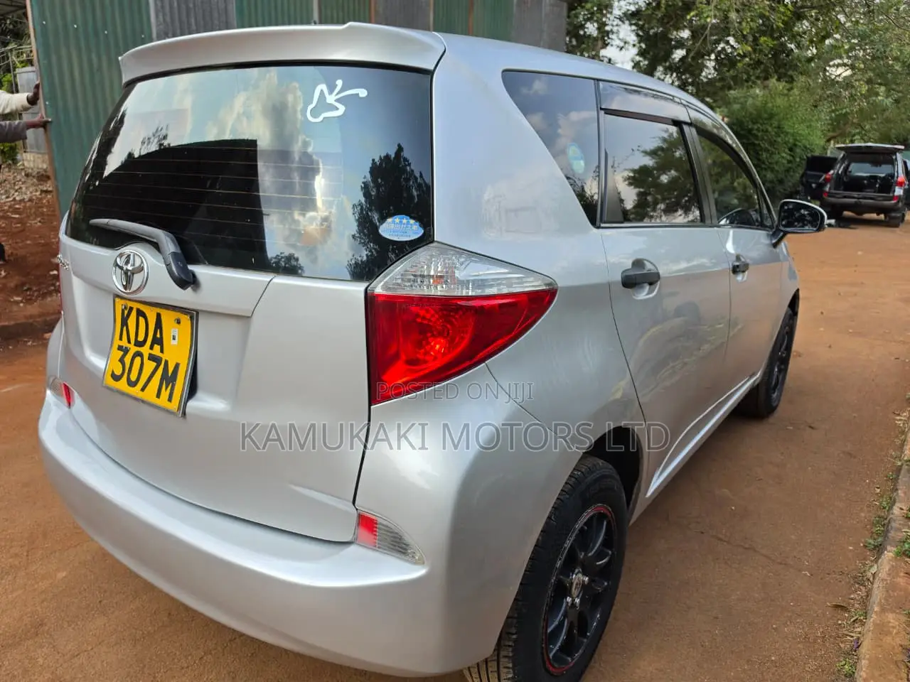 Toyota Ractis 1.3 FWD 2013 Silver