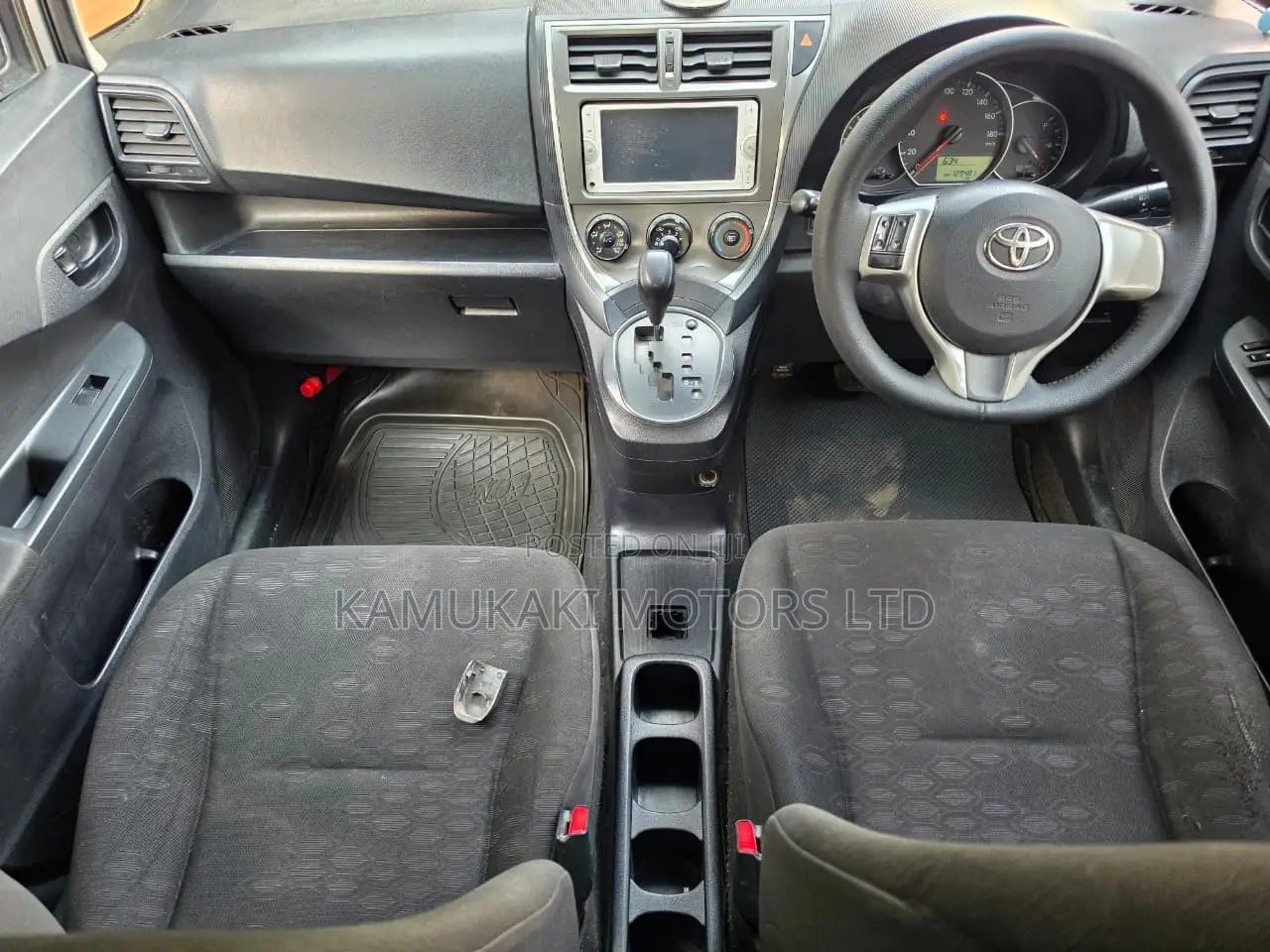 Toyota Ractis 1.3 FWD 2013 Silver
