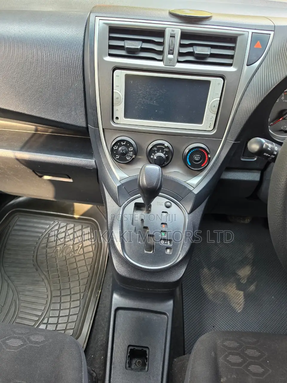 Toyota Ractis 1.3 FWD 2013 Silver