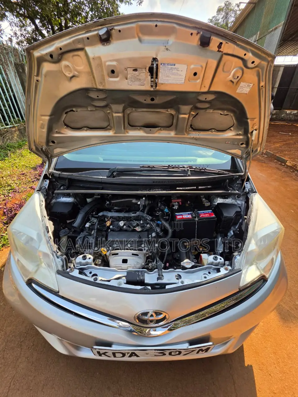 Toyota Ractis 1.3 FWD 2013 Silver