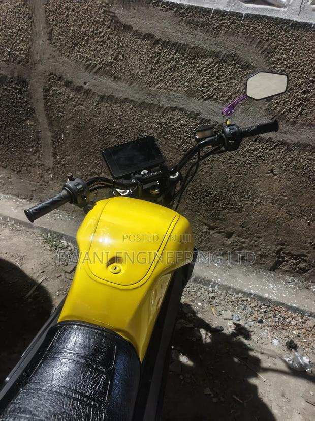Motorcycle 2024 Yellow - thumbnail 4