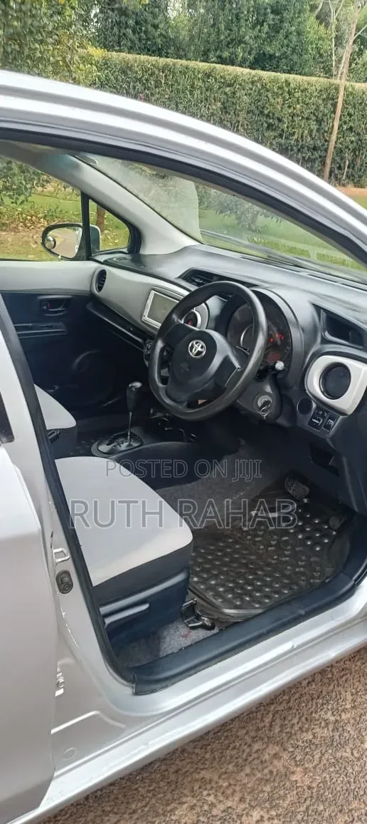 Toyota Vitz 2014 Silver