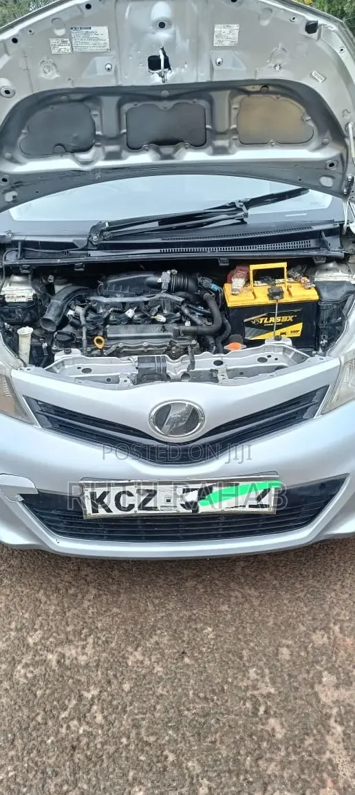 Toyota Vitz 2014 Silver