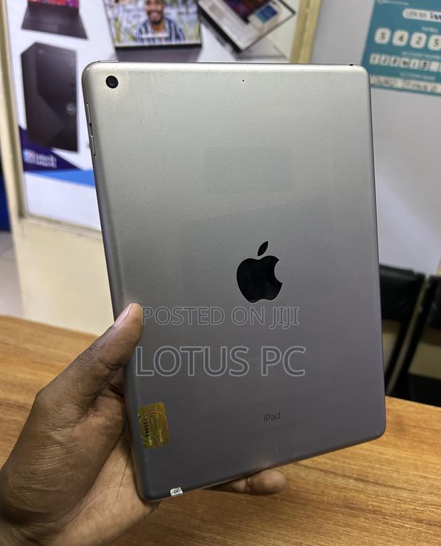 Apple iPad Pro 9.7 (2016) 128 GB Gray - thumbnail 2