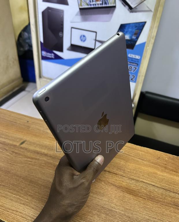 Apple iPad Pro 9.7 (2016) 128 GB Gray - main view