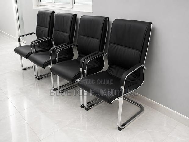 Executive Manager Swivel Chair With Leather Finish