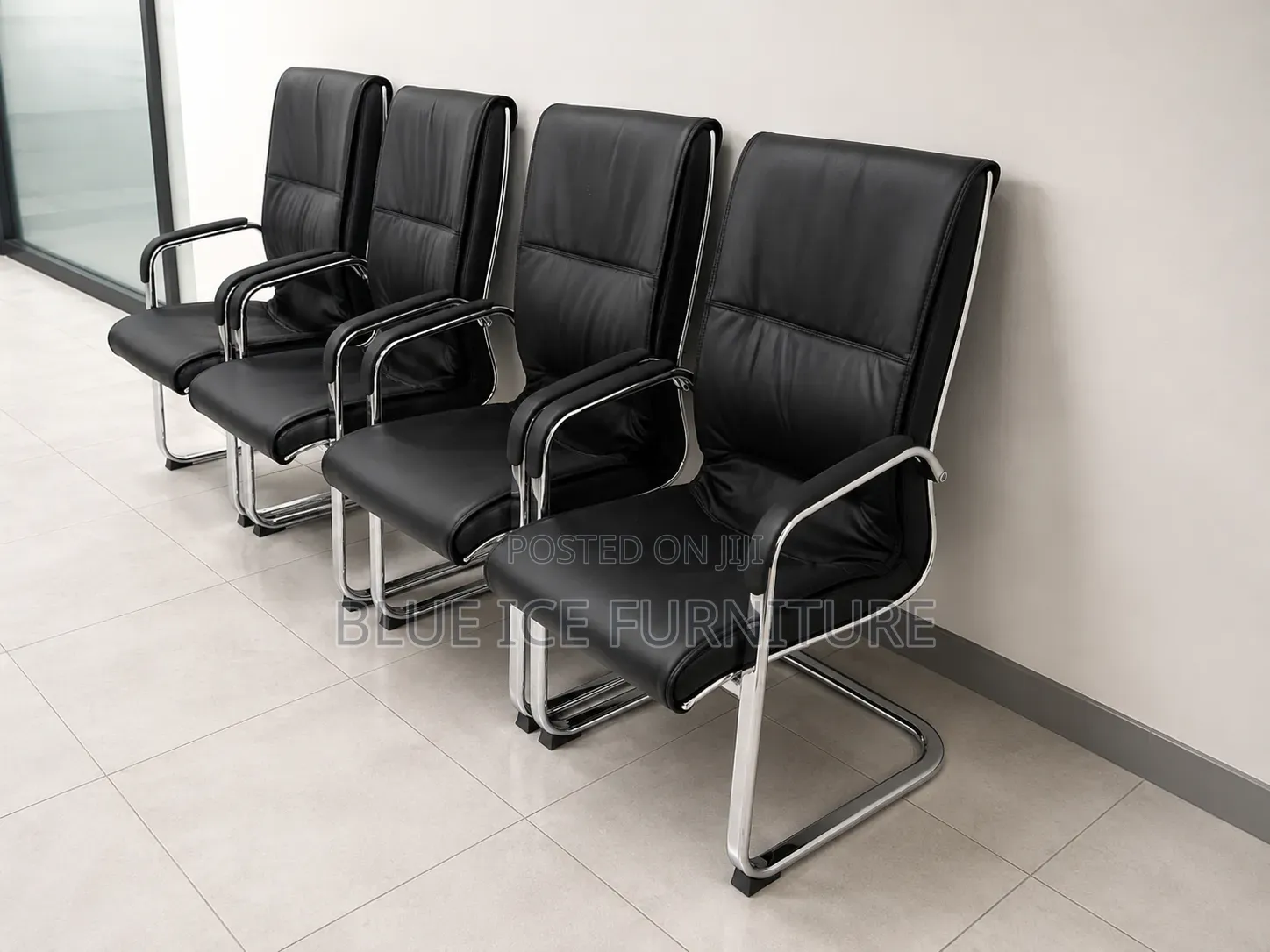 Executive Manager Swivel Chair With Leather Finish