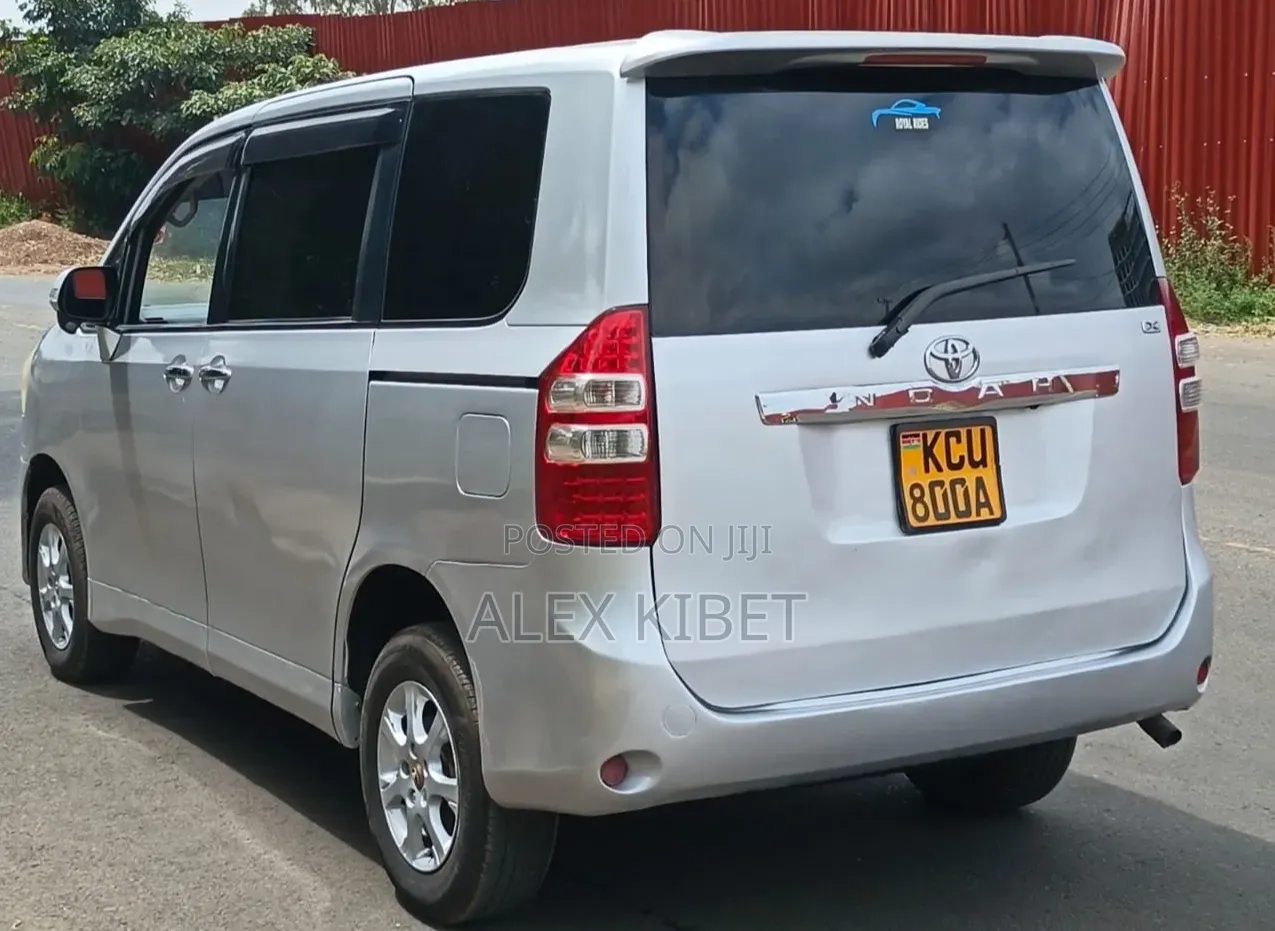 Toyota Noah 2013 Silver